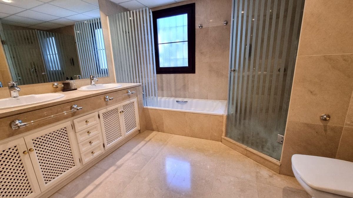 7 makuuhuone Huvila myytävänä paikassa Marbella mukana uima-altaan 
autotalli - 2 900 000 € (Ref: 9374790)