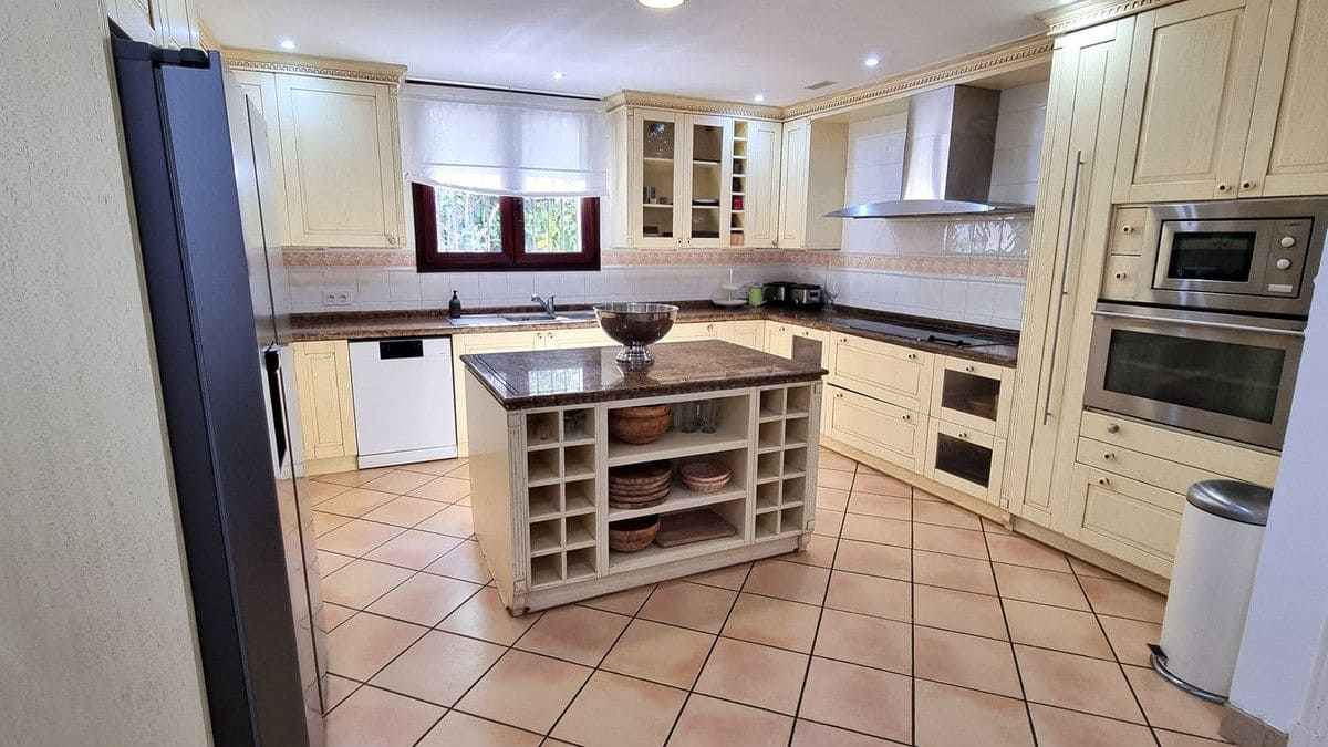 7 makuuhuone Huvila myytävänä paikassa Marbella mukana uima-altaan 
autotalli - 2 900 000 € (Ref: 9374790)