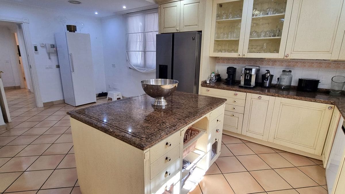 7 makuuhuone Huvila myytävänä paikassa Marbella mukana uima-altaan 
autotalli - 2 900 000 € (Ref: 9374790)