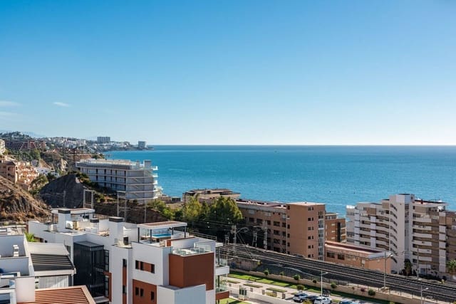 2 makuuhuone Kattohuoneisto myytävänä paikassa Las Gaviotas  - Carvajal, Fuengirola mukana uima-altaan 
autotalli - 970 000 € (Ref: 9374796)
