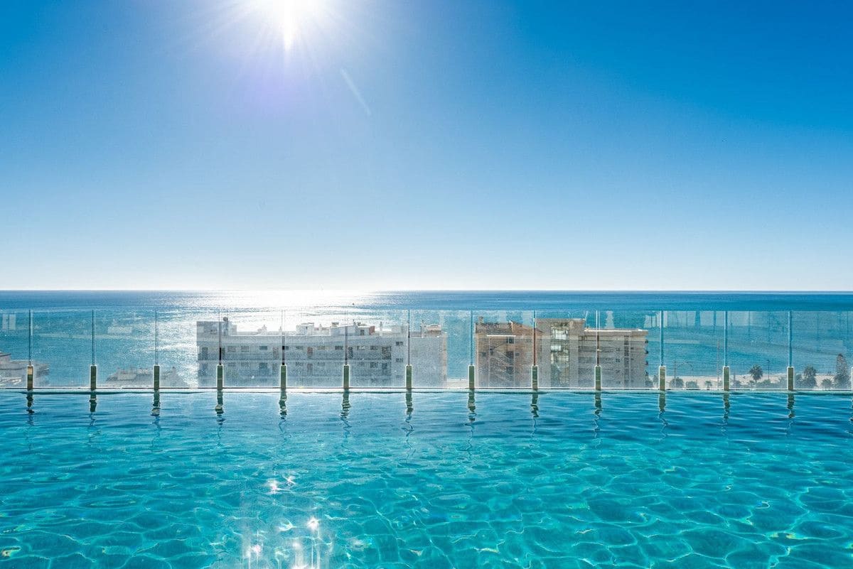 2 soveværelse Penthouse til salg i Fuengirola med swimmingpool garage - € 970.000 (Ref: 9374796)