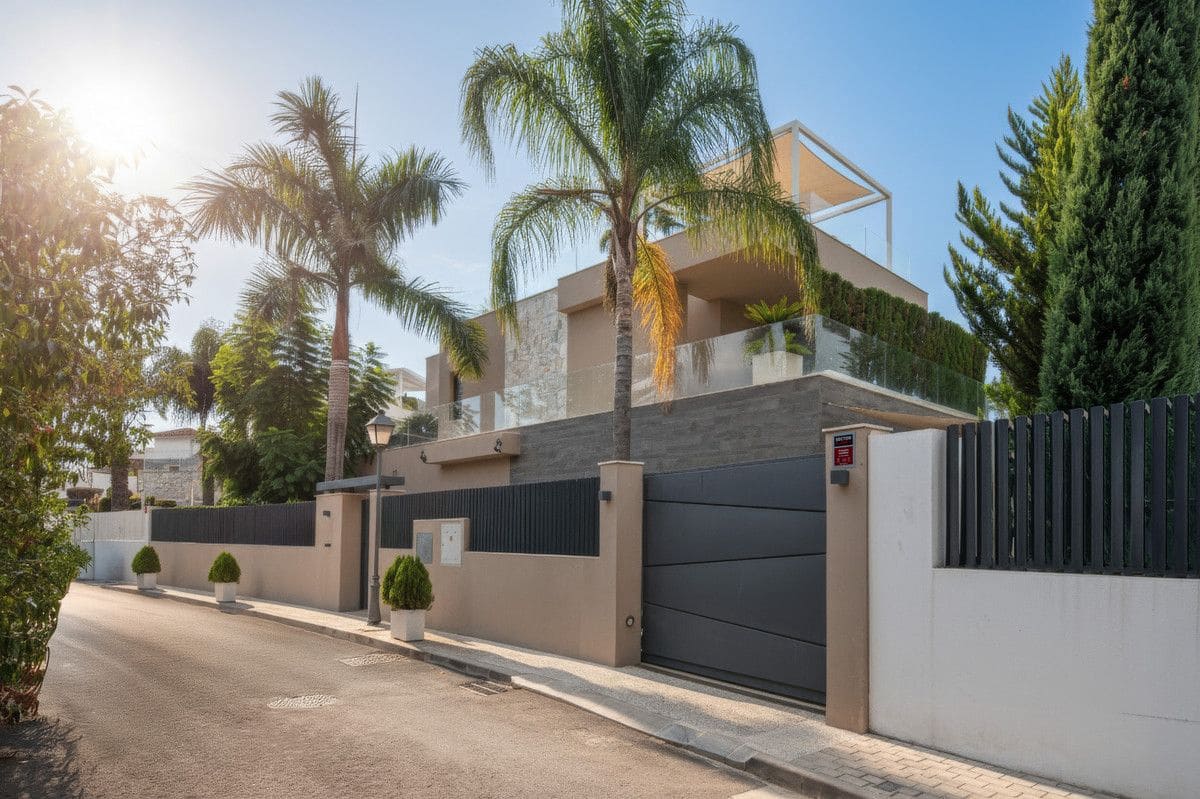 Chalet de 5 habitaciones en Marbella en venta con piscina garaje - 5.450.000 € (Ref: 9374802)