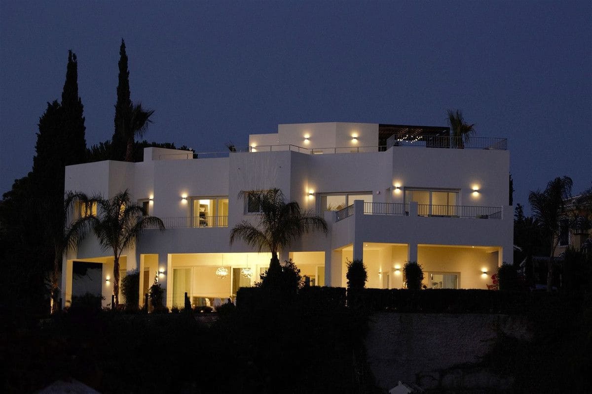 4 makuuhuone Huvila myytävänä paikassa Marbella mukana uima-altaan 
autotalli - 2 595 000 € (Ref: 9374803)