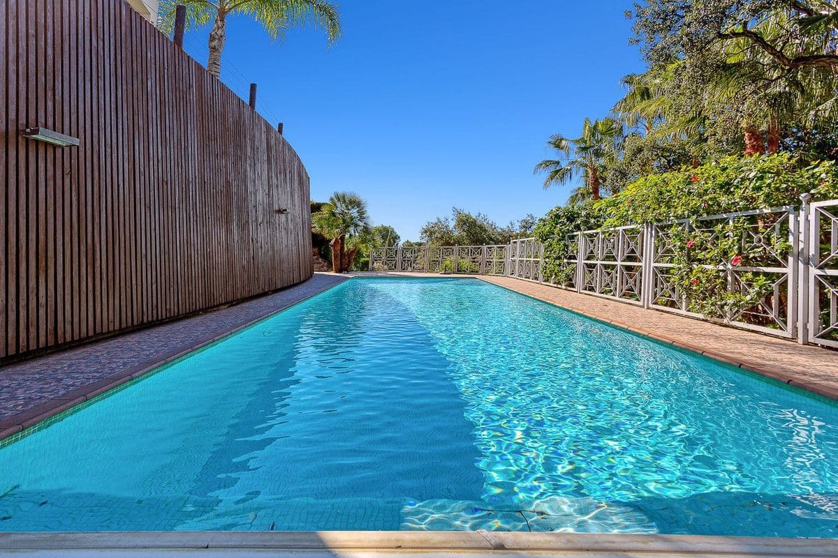 4 makuuhuone Huvila myytävänä paikassa Marbella mukana uima-altaan 
autotalli - 2 595 000 € (Ref: 9374803)