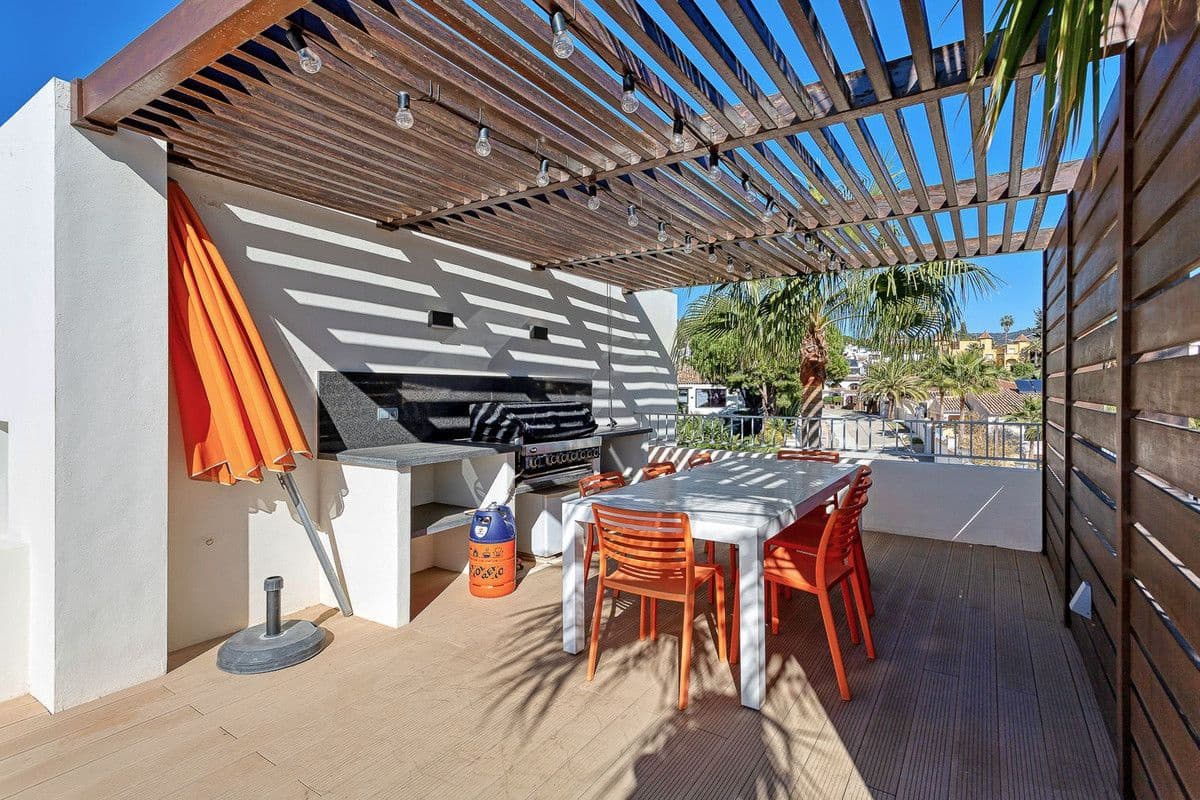 4 makuuhuone Huvila myytävänä paikassa Marbella mukana uima-altaan 
autotalli - 2 595 000 € (Ref: 9374803)