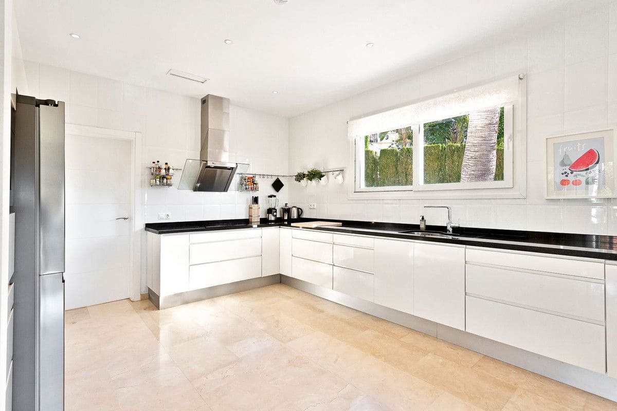 Chalet de 4 habitaciones en Marbella en venta con piscina garaje - 2.595.000 € (Ref: 9374803)