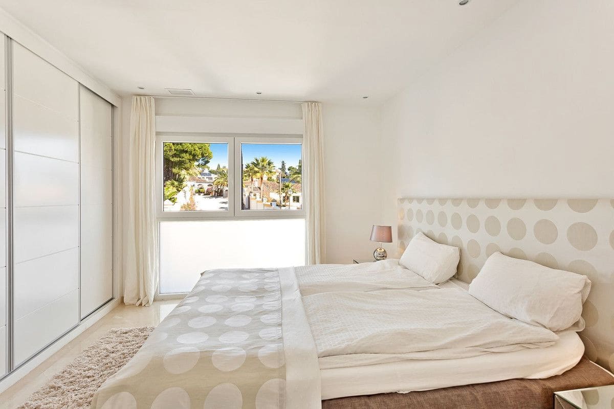 Chalet de 4 habitaciones en Marbella en venta con piscina garaje - 2.595.000 € (Ref: 9374803)