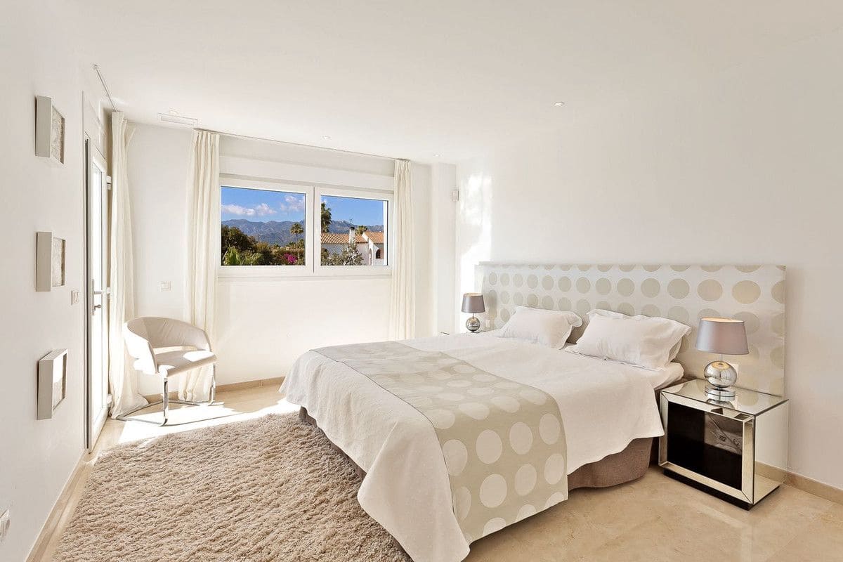 Chalet de 4 habitaciones en Marbella en venta con piscina garaje - 2.595.000 € (Ref: 9374803)