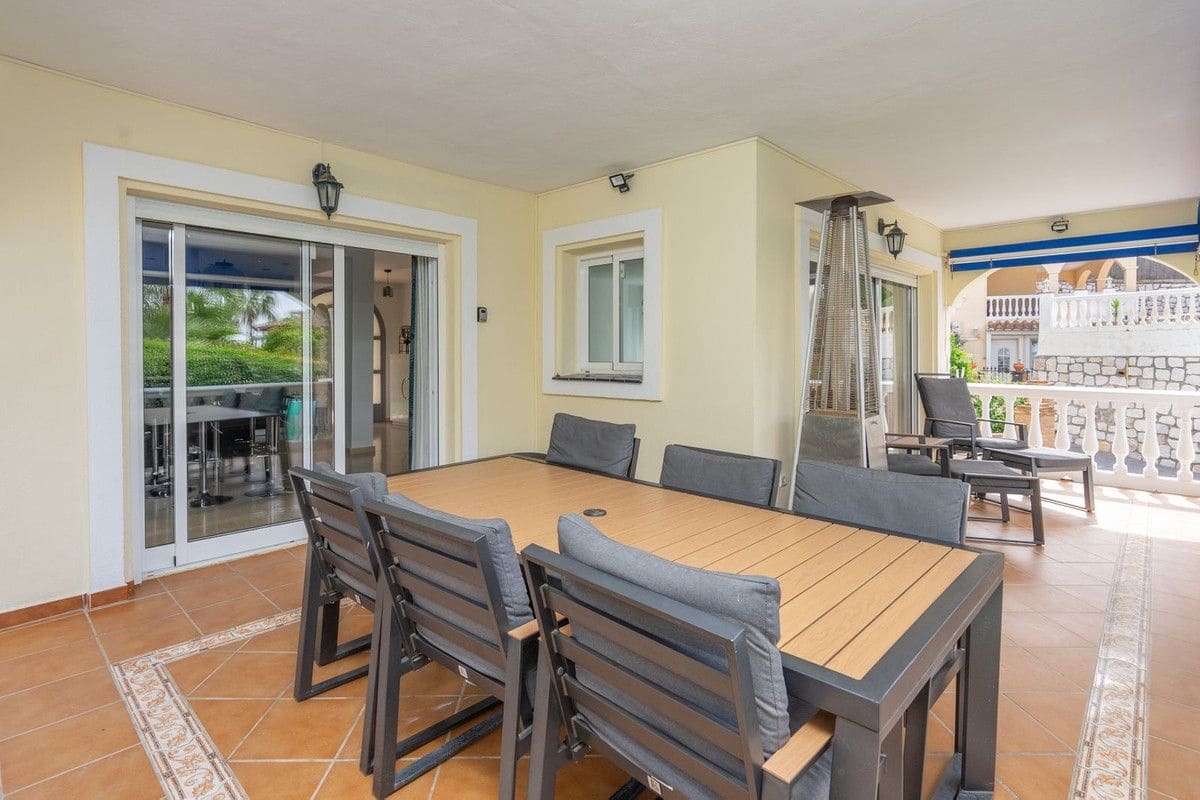 4 soverom Villa til salgs i Benalmadena med svømmebasseng garasje - € 975 000 (Ref: 9400254)