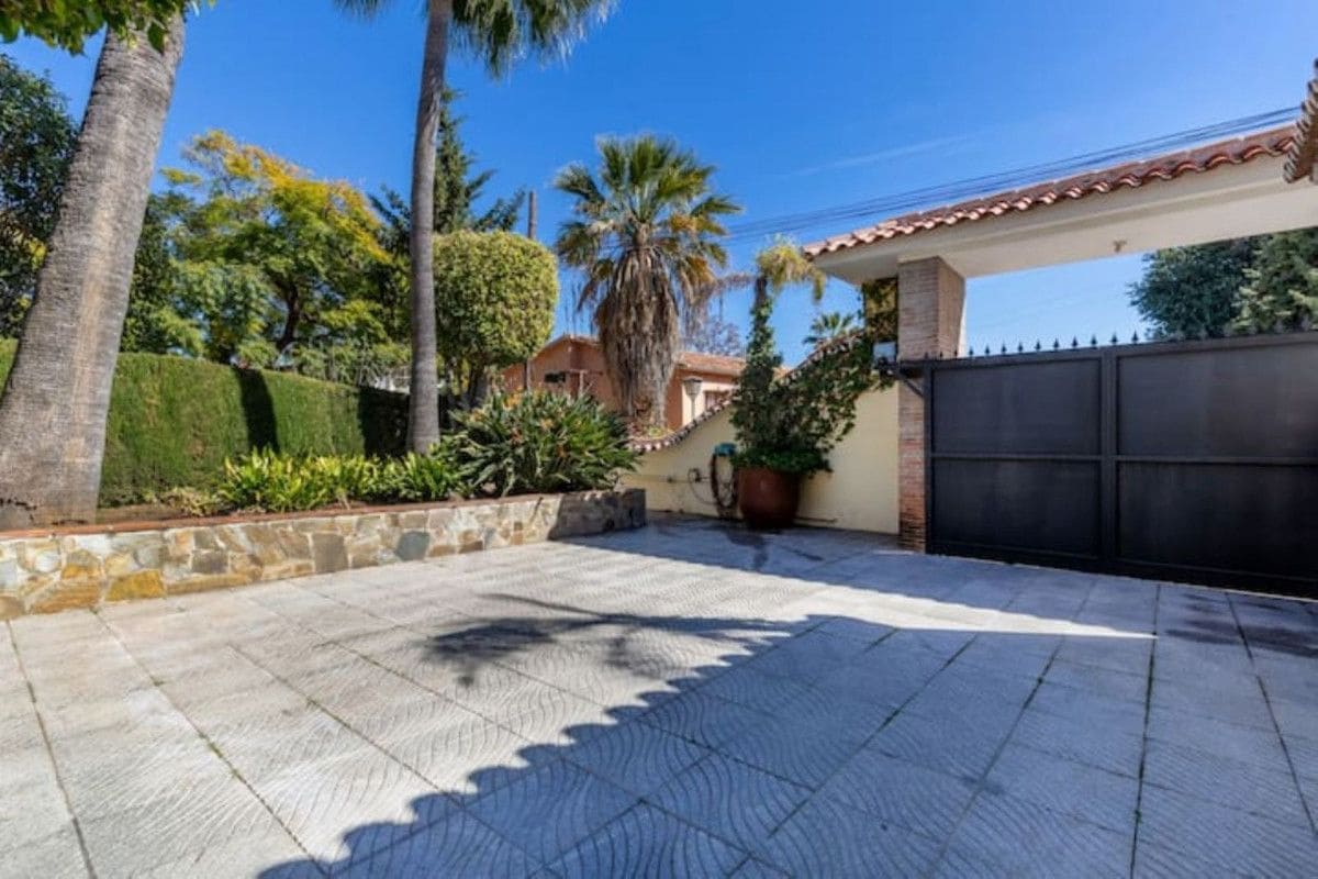 5 sypialnia Willa na sprzedaż w Marbella z basenem garażem - 1 295 000 € (Ref: 9401736)