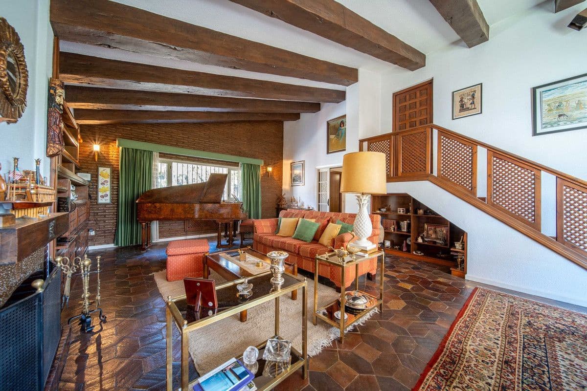 3 makuuhuone Huvila myytävänä paikassa Fuengirola mukana uima-altaan 
autotalli - 1 550 000 € (Ref: 9405952)