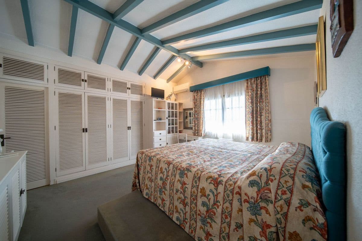 3 makuuhuone Huvila myytävänä paikassa Fuengirola mukana uima-altaan 
autotalli - 1 550 000 € (Ref: 9405952)