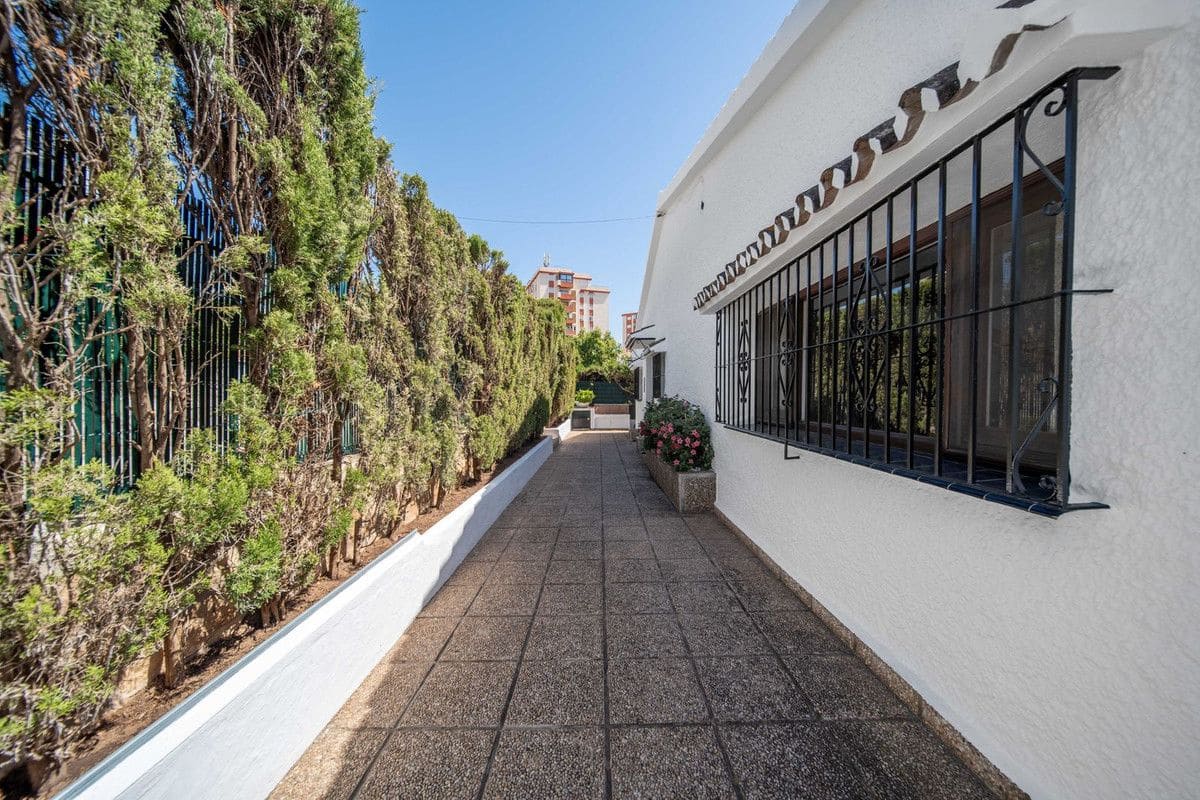 3 makuuhuone Huvila myytävänä paikassa Fuengirola mukana uima-altaan 
autotalli - 1 550 000 € (Ref: 9405952)