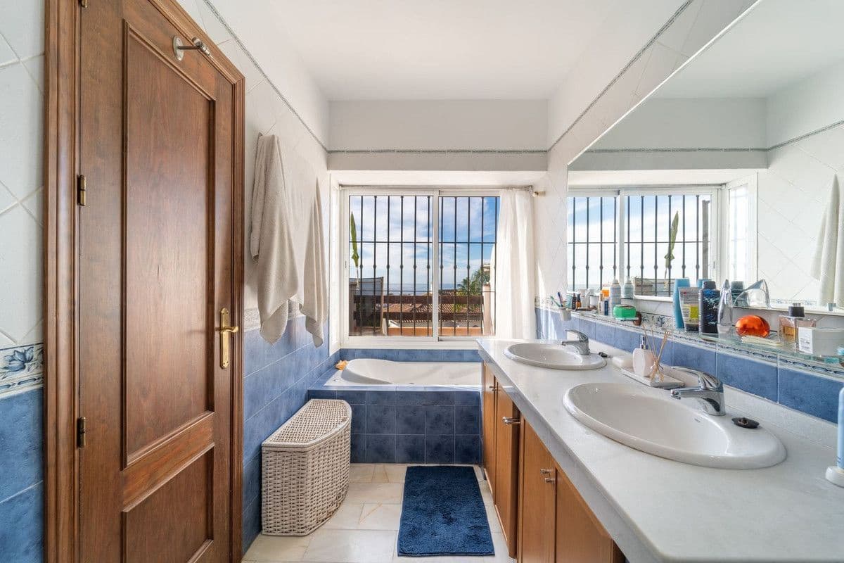 3 sypialnia Dom na sprzedaż w Marbella z basenem garażem - 890 000 € (Ref: 9405960)