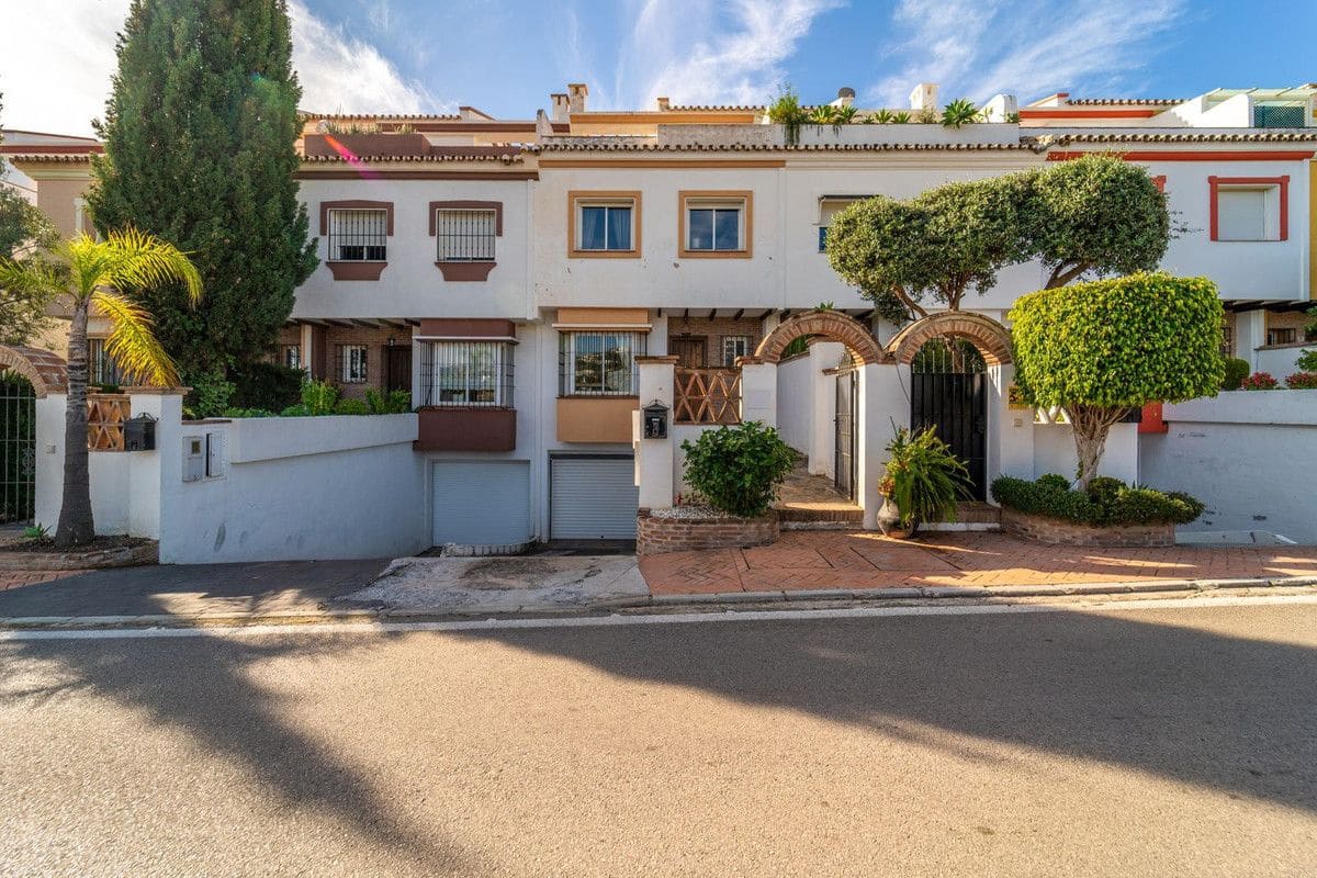 3 sypialnia Dom na sprzedaż w Marbella z basenem garażem - 890 000 € (Ref: 9405960)