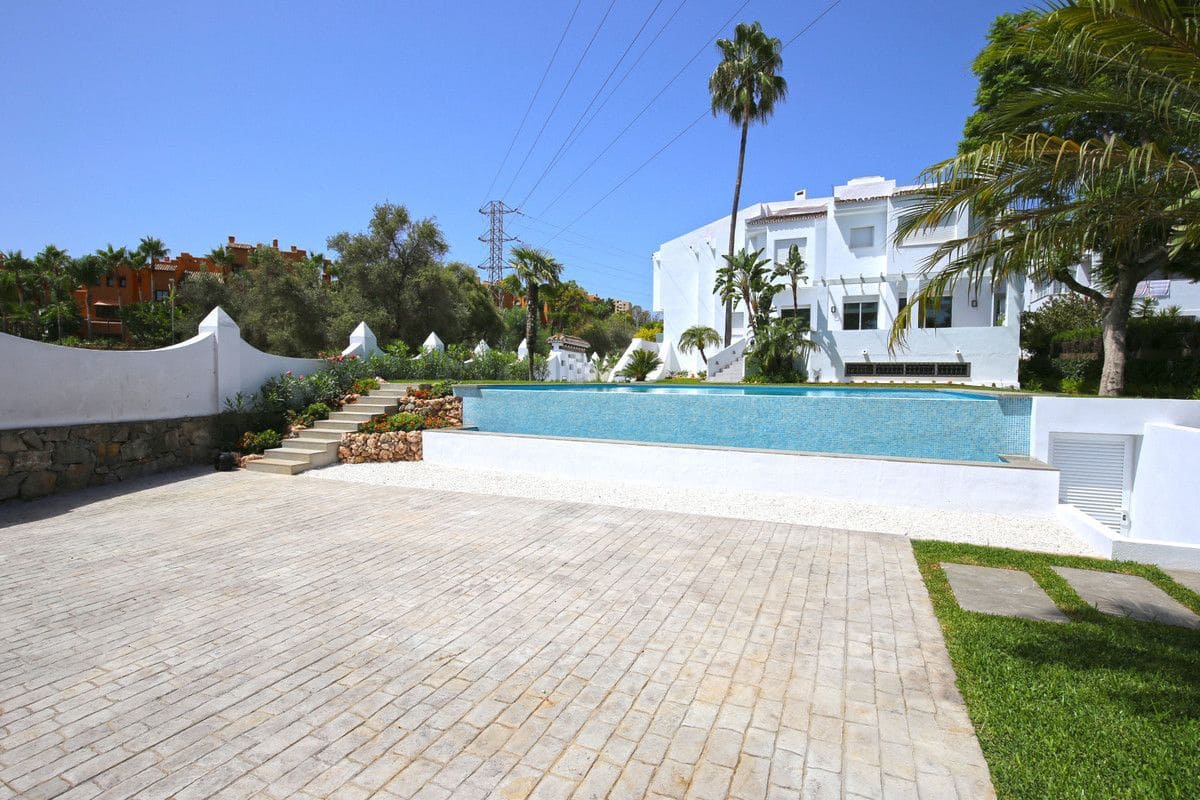 5 quarto Casa em Banda para venda em Marbella com piscina - 1 850 000 € (Ref: 9405962)