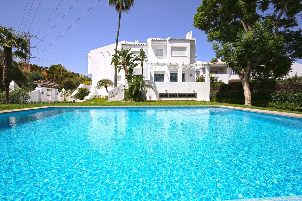 5 quarto Casa em Banda para venda em Marbella com piscina - 1 850 000 € (Ref: 9405962)