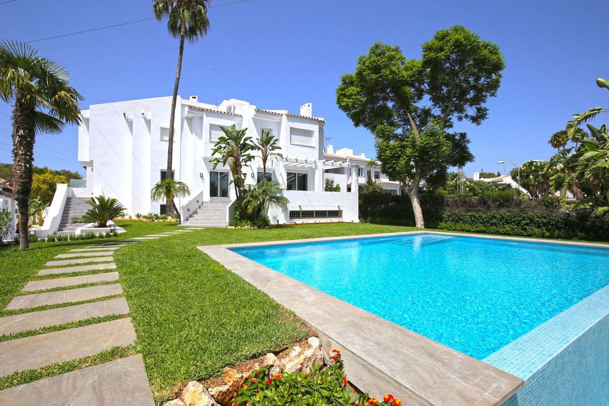 5 quarto Casa em Banda para venda em Marbella com piscina - 1 850 000 € (Ref: 9405962)
