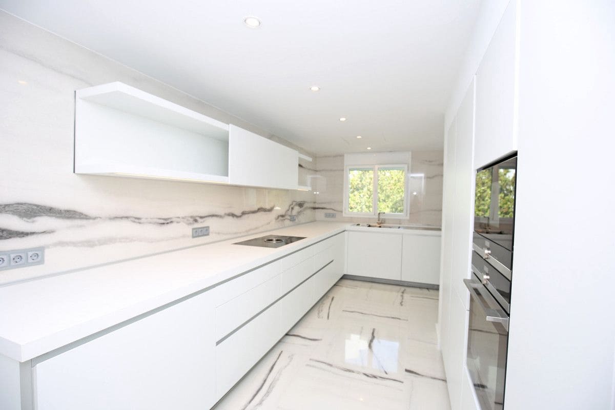 5 quarto Casa em Banda para venda em Marbella com piscina - 1 850 000 € (Ref: 9405962)