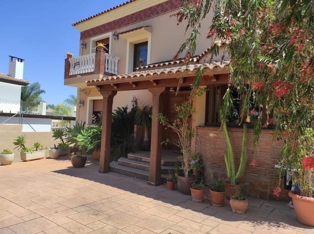 Chalet de 4 habitaciones en Centro, Mijas en venta con piscina garaje - 1.291.500 € (Ref: 9405994)