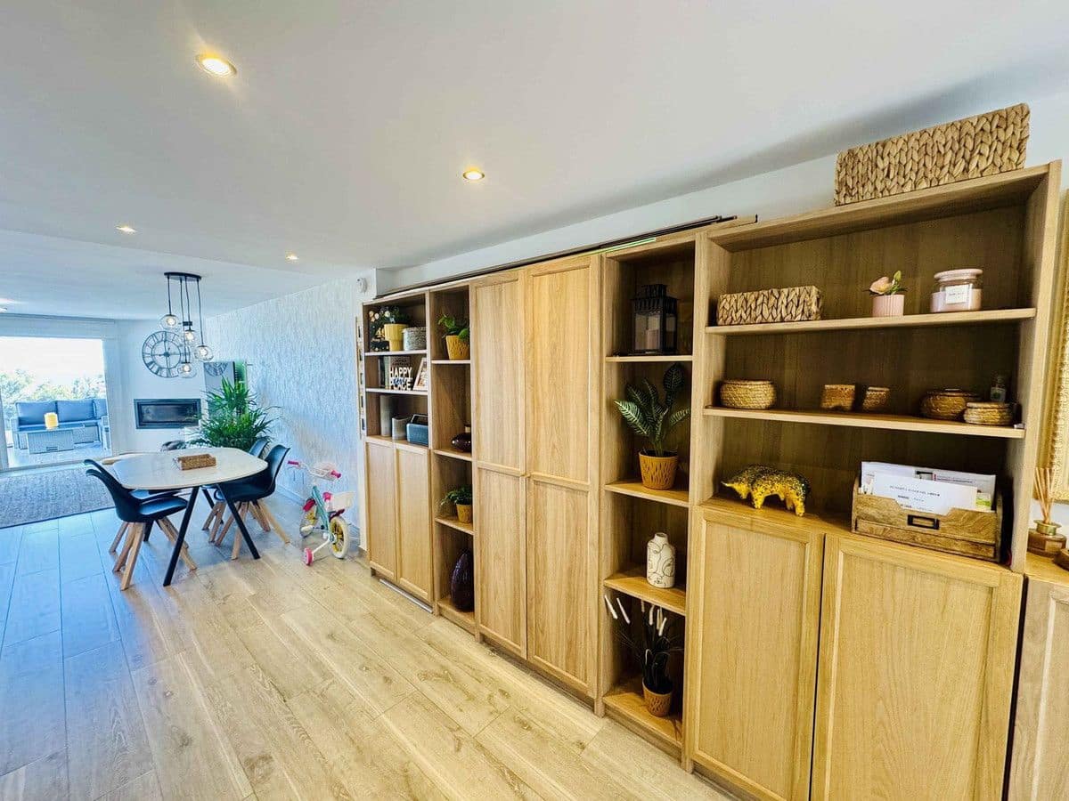 4 makuuhuone Omakotitalo myytävänä paikassa Mijas mukana uima-altaan 
autotalli - 595 000 € (Ref: 9406000)