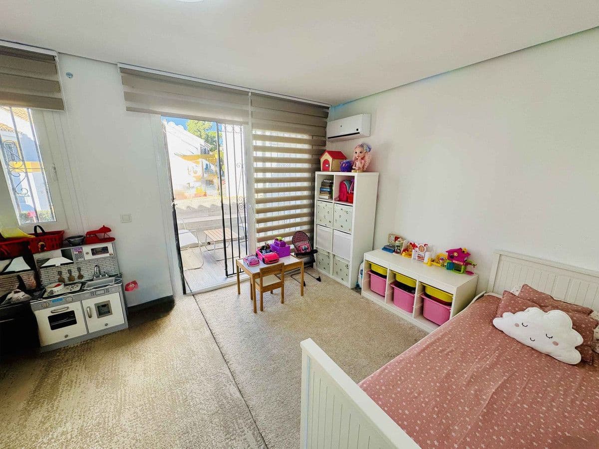 4 makuuhuone Omakotitalo myytävänä paikassa Mijas mukana uima-altaan 
autotalli - 595 000 € (Ref: 9406000)