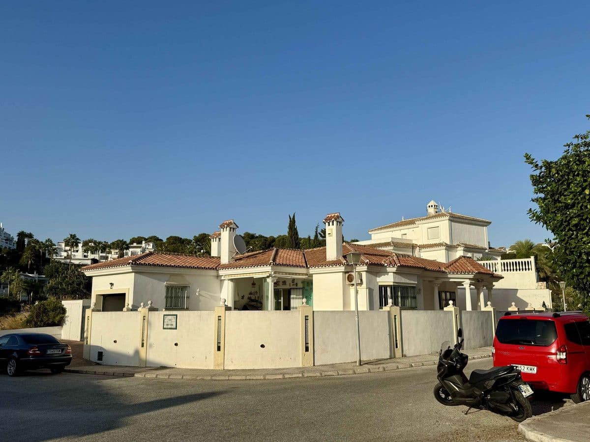 Chalet de 3 habitaciones en Mijas en venta con piscina garaje - 749.000 € (Ref: 9406002)