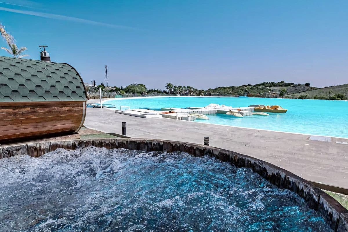 Apartamento de 2 habitaciones en Casares en venta con piscina garaje - 577.500 € (Ref: 9406003)