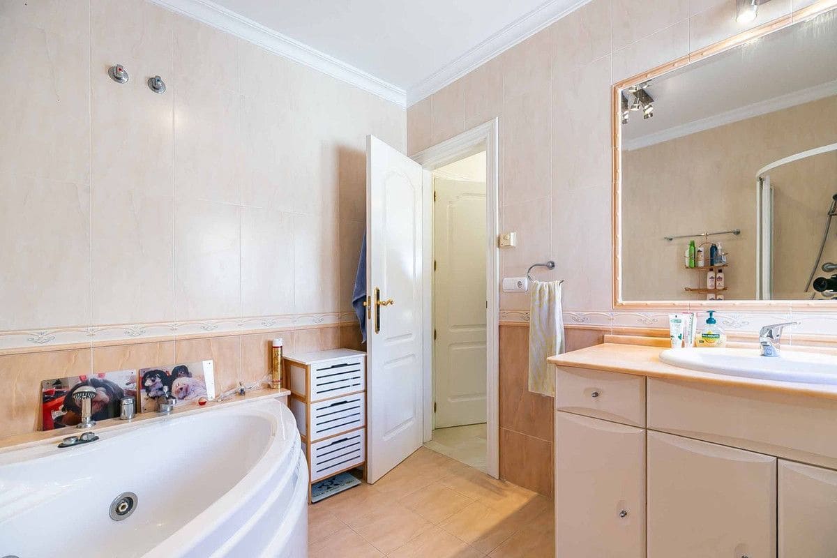 3 soverom Rekkehus til salgs i Marbella med svømmebasseng garasje - € 895 000 (Ref: 9414906)