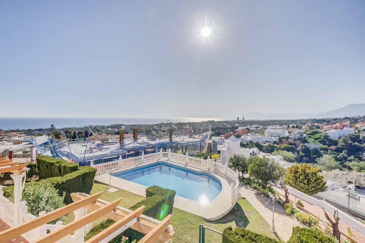 3 soverom Rekkehus til salgs i Marbella med svømmebasseng garasje - € 895 000 (Ref: 9414906)
