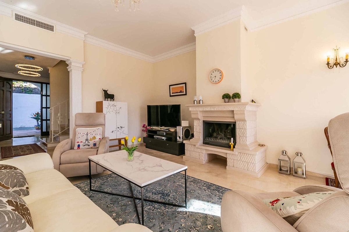 3 soverom Rekkehus til salgs i Marbella med svømmebasseng garasje - € 895 000 (Ref: 9414906)