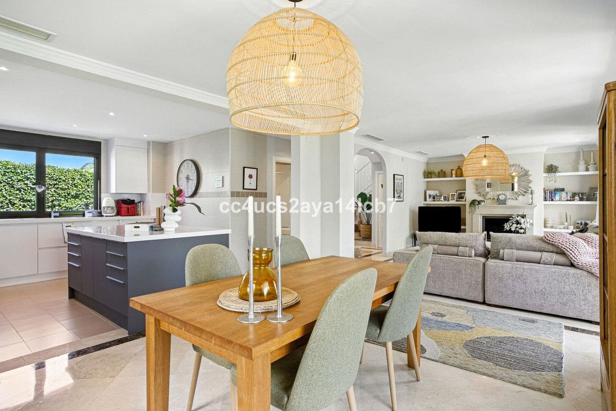 3 bedroom Villa for sale in Bel-Air with garage - € 945,000 (Ref: 9438985)