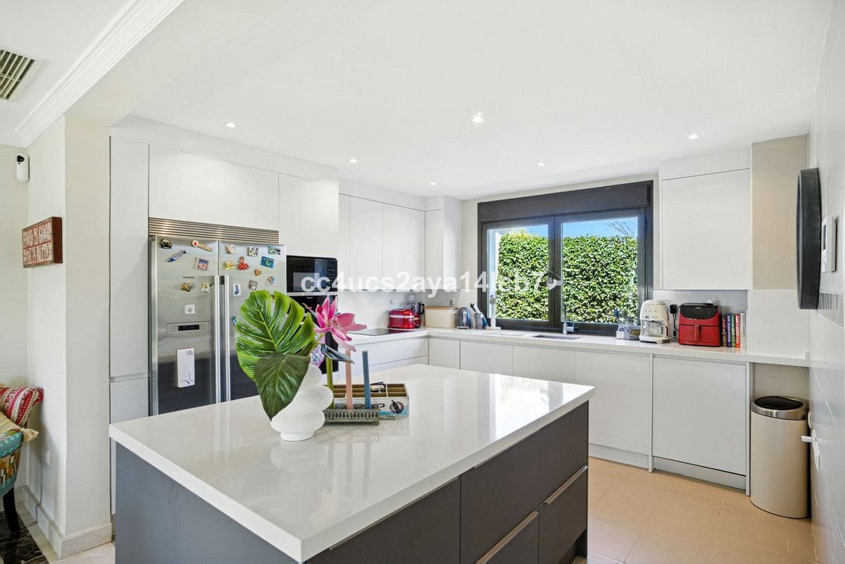 3 bedroom Villa for sale in Bel-Air with garage - € 945,000 (Ref: 9438985)