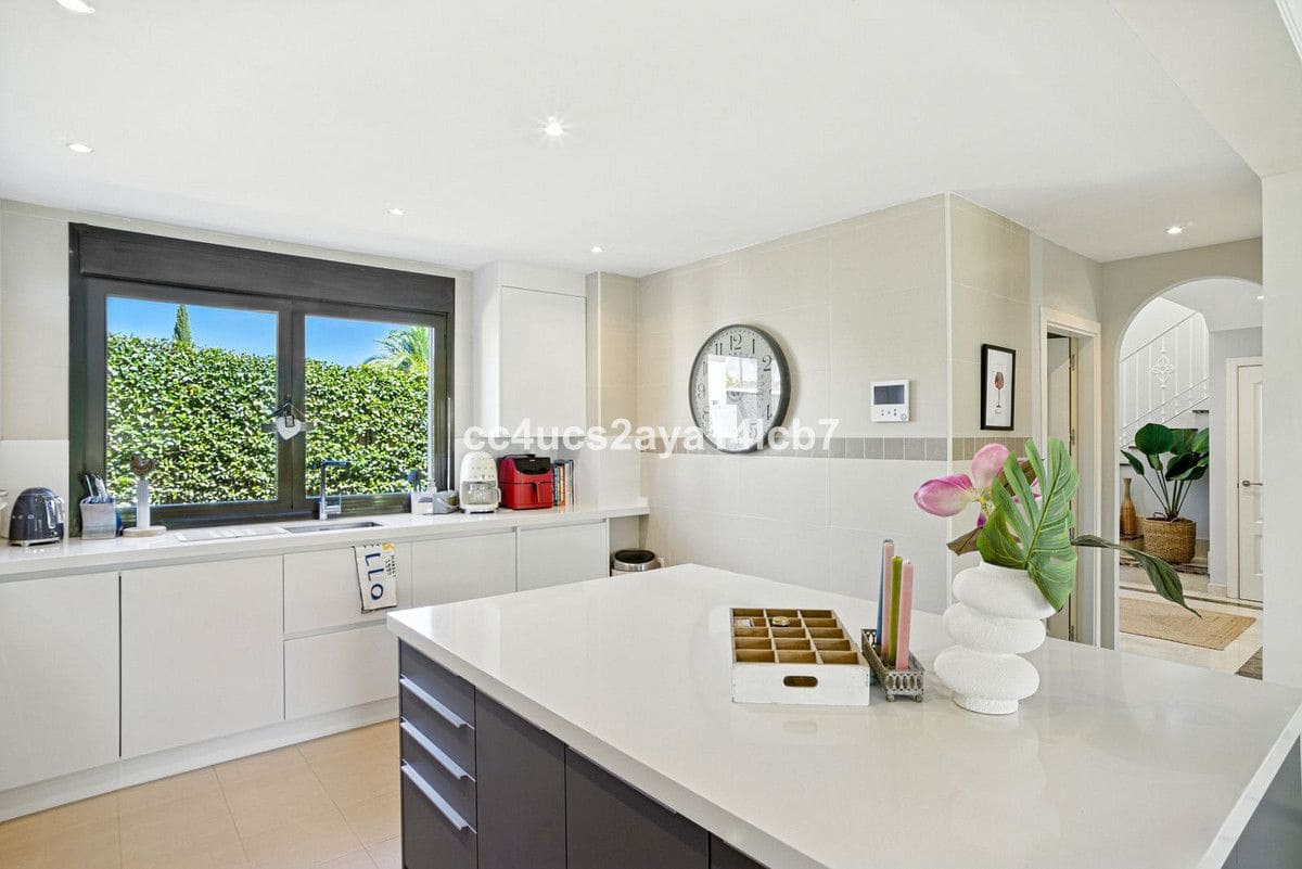 3 bedroom Villa for sale in Bel-Air with garage - € 945,000 (Ref: 9438985)