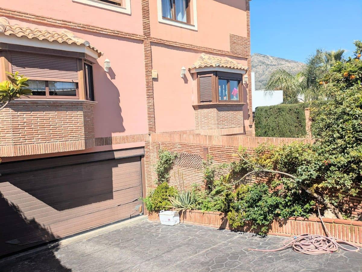 4 Zimmer Doppelhaus zu verkaufen in Benalmadena mit Pool Garage - 750.000 € (Ref: 9451582)