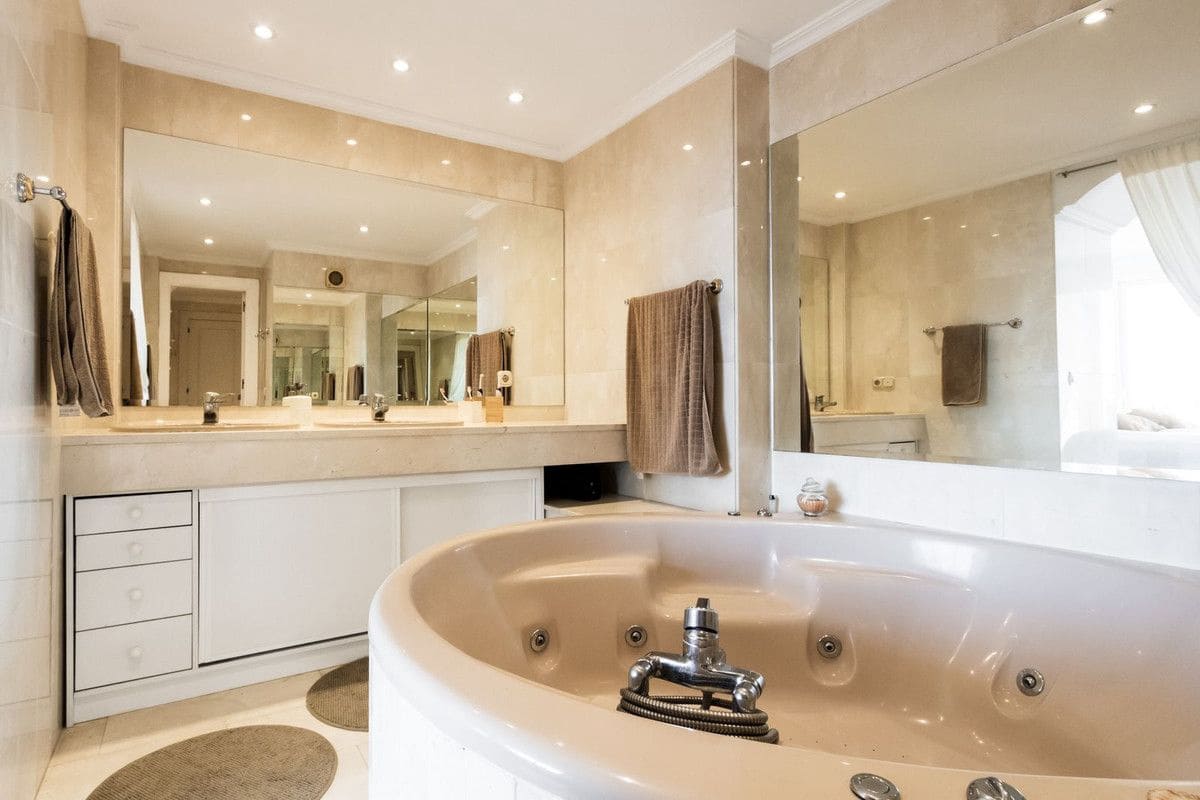 Apartamento de 2 habitaciones en Benalmádena en venta con piscina - 420.000 € (Ref: 9469857)