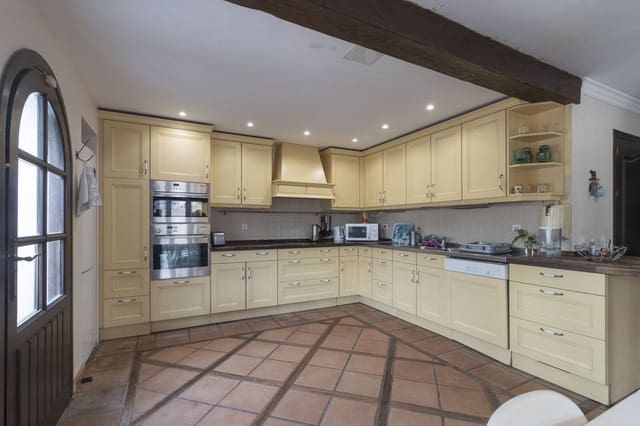 6 chambre Villa/Maison à vendre à Centro ciudad, Fuengirola avec piscine garage - 820 000 € (Ref: 9469858)