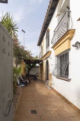 6 chambre Villa/Maison à vendre à Centro ciudad, Fuengirola avec piscine garage - 820 000 € (Ref: 9469858)