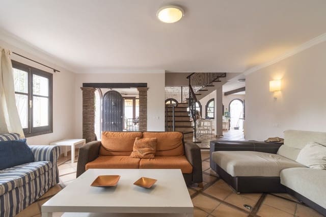 6 chambre Villa/Maison à vendre à Centro ciudad, Fuengirola avec piscine garage - 820 000 € (Ref: 9469858)