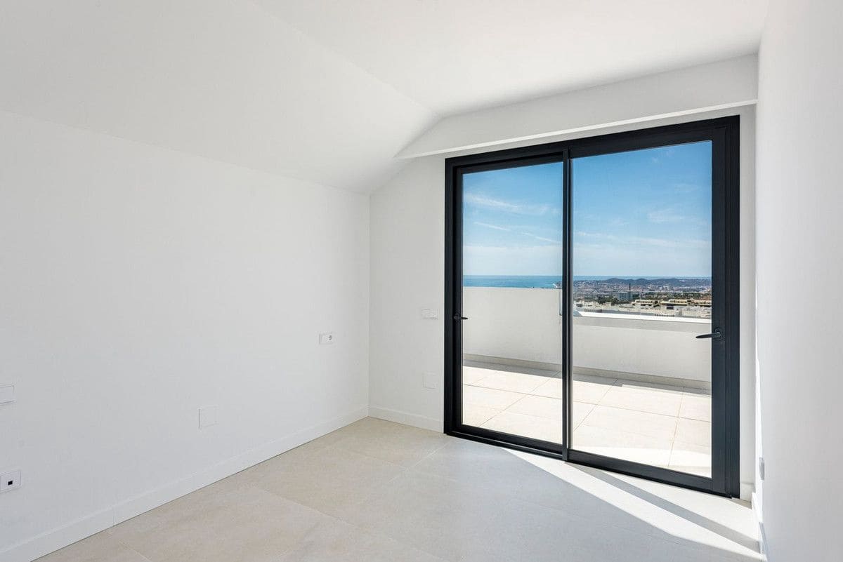 2 bedroom Penthouse for sale in Fuengirola with pool garage - € 825,000 (Ref: 9469867)