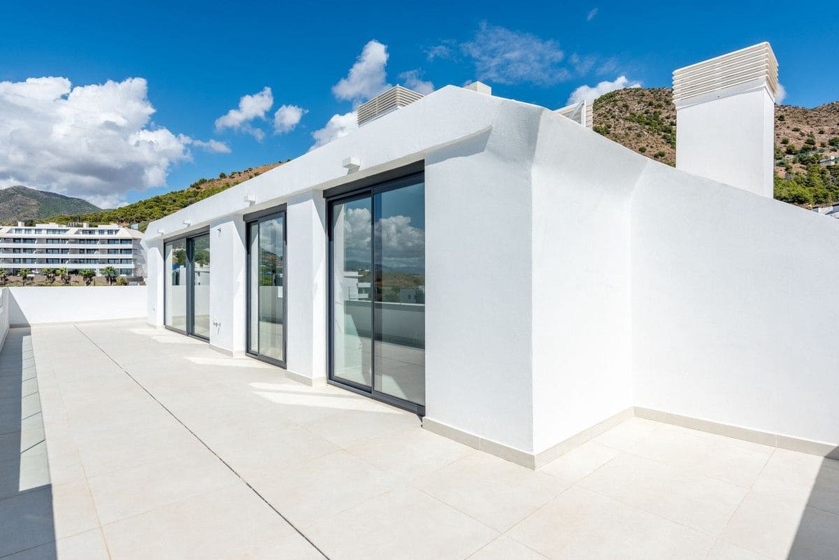 2 bedroom Penthouse for sale in Fuengirola with pool garage - € 825,000 (Ref: 9469867)