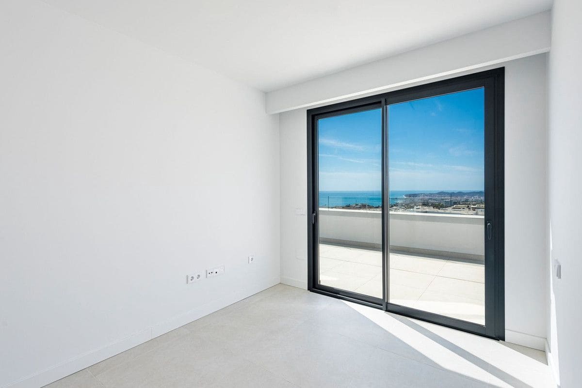 2 bedroom Penthouse for sale in Fuengirola with pool garage - € 825,000 (Ref: 9469867)