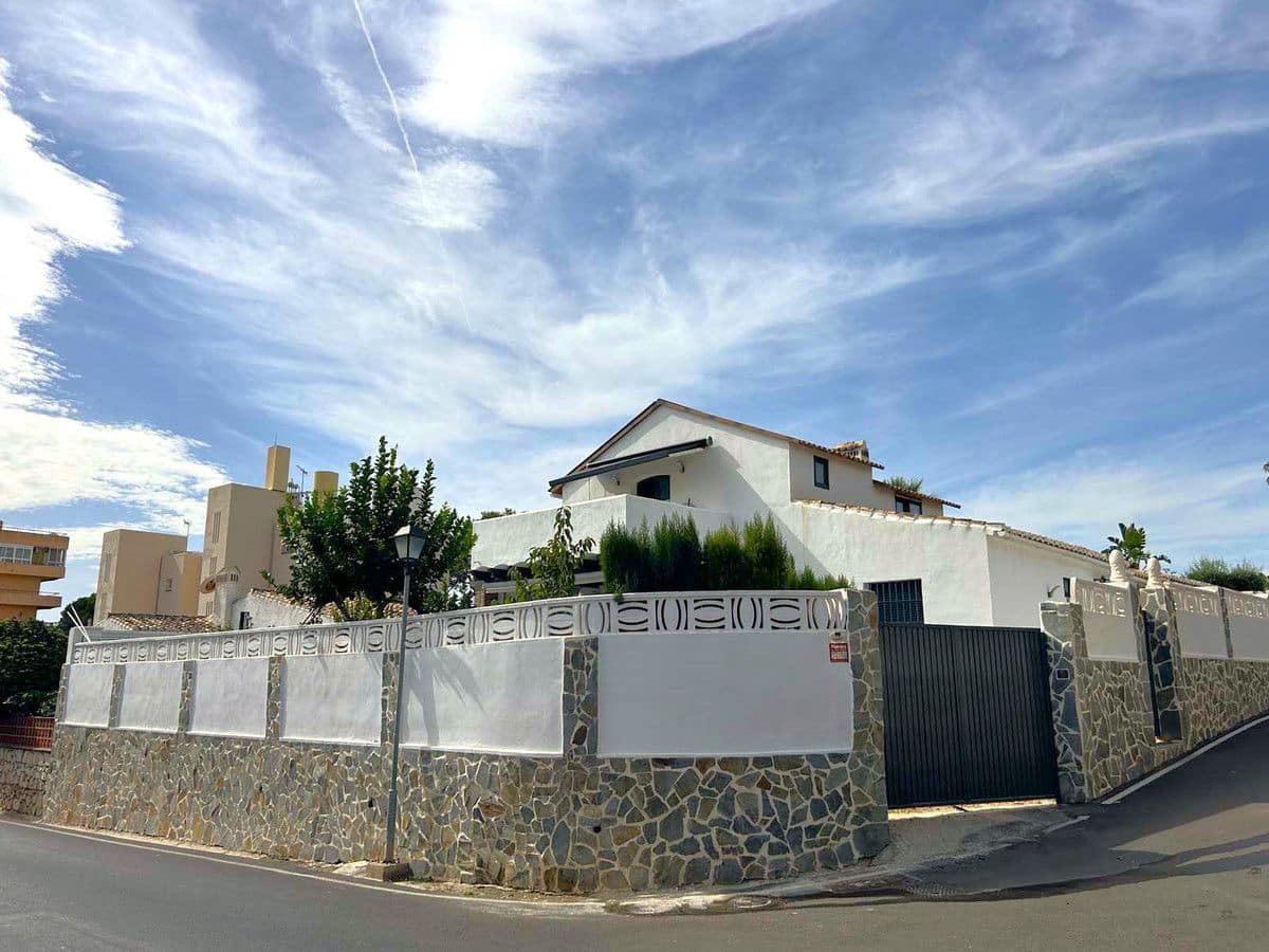4 bedroom Villa for sale in Mijas with pool garage - € 850,000 (Ref: 9469883)
