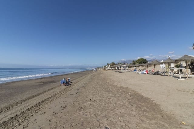 Chalet de 3 habitaciones en Aloha Golf, Marbella en venta con garaje - 2.000.000 € (Ref: 9470083)