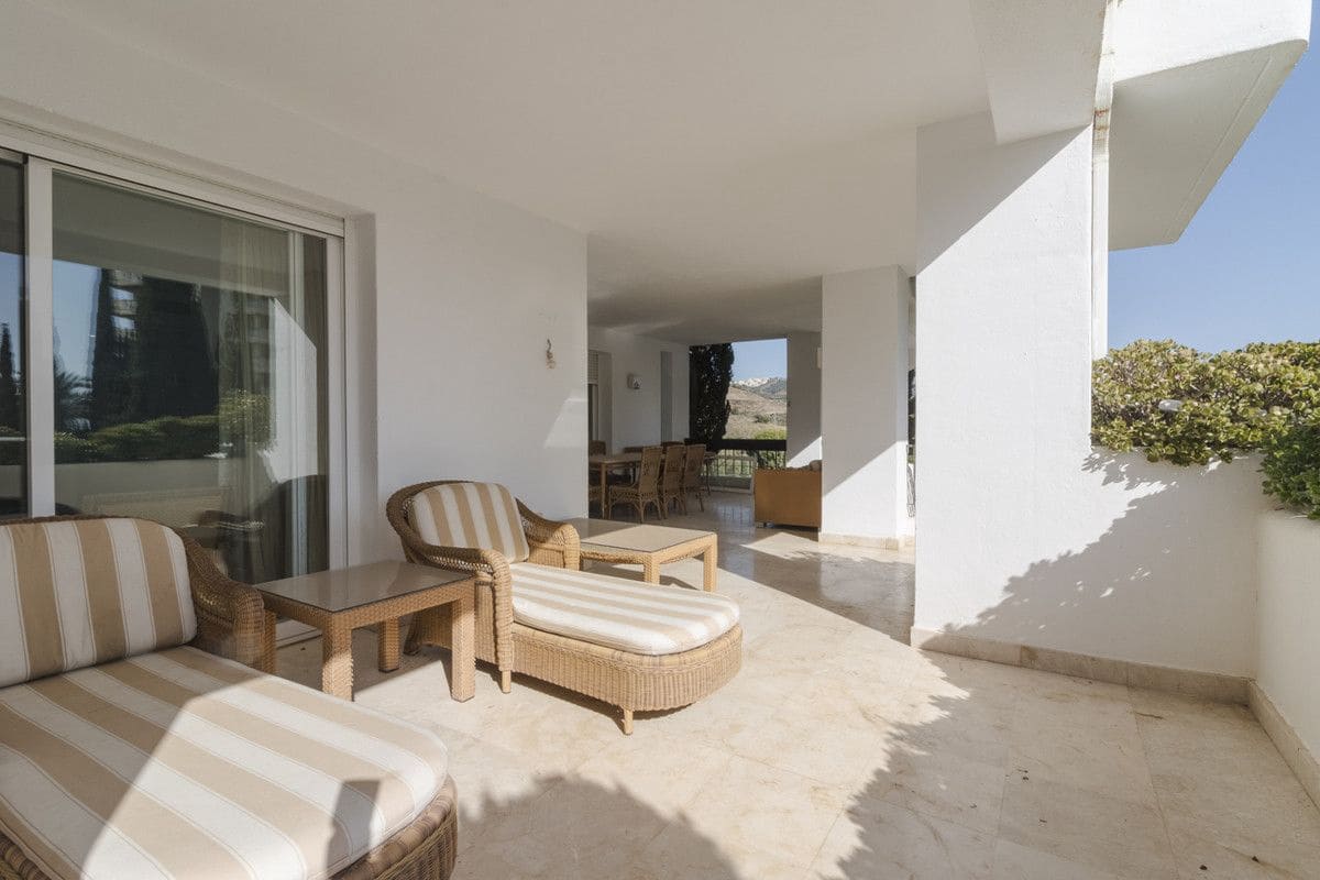 3 sypialnia Apartament na sprzedaż w Marbella z basenem garażem - 569 000 € (Ref: 9470084)