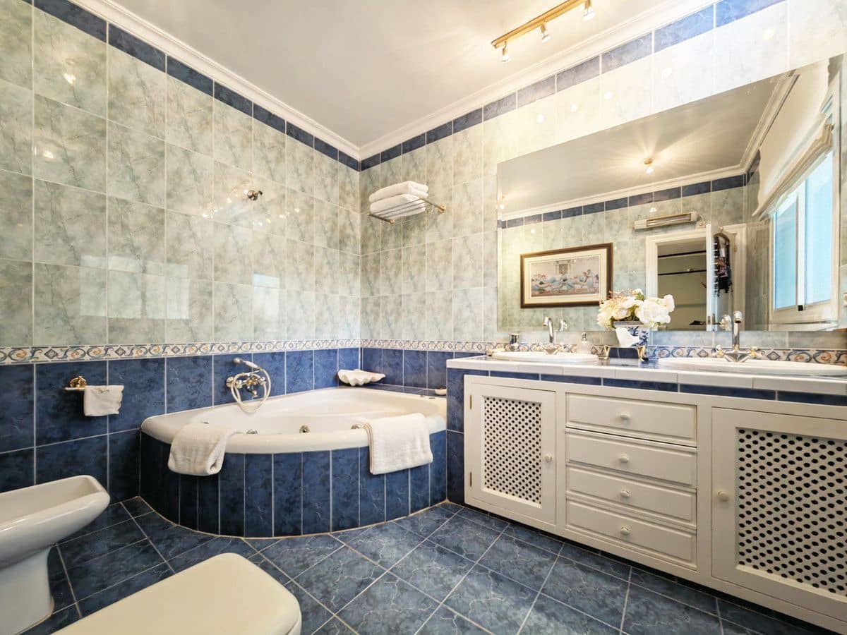 4 sovrum Villa till salu i Marbella med pool garage - 2 300 000 € (Ref: 9470091)