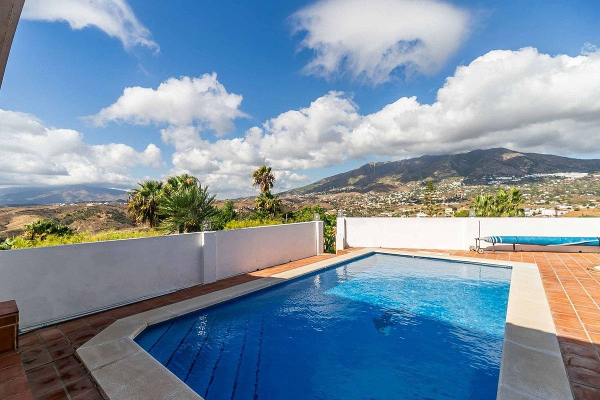 Chalet de 4 habitaciones en Mijas en venta con piscina garaje - 899.000 € (Ref: 9470108)