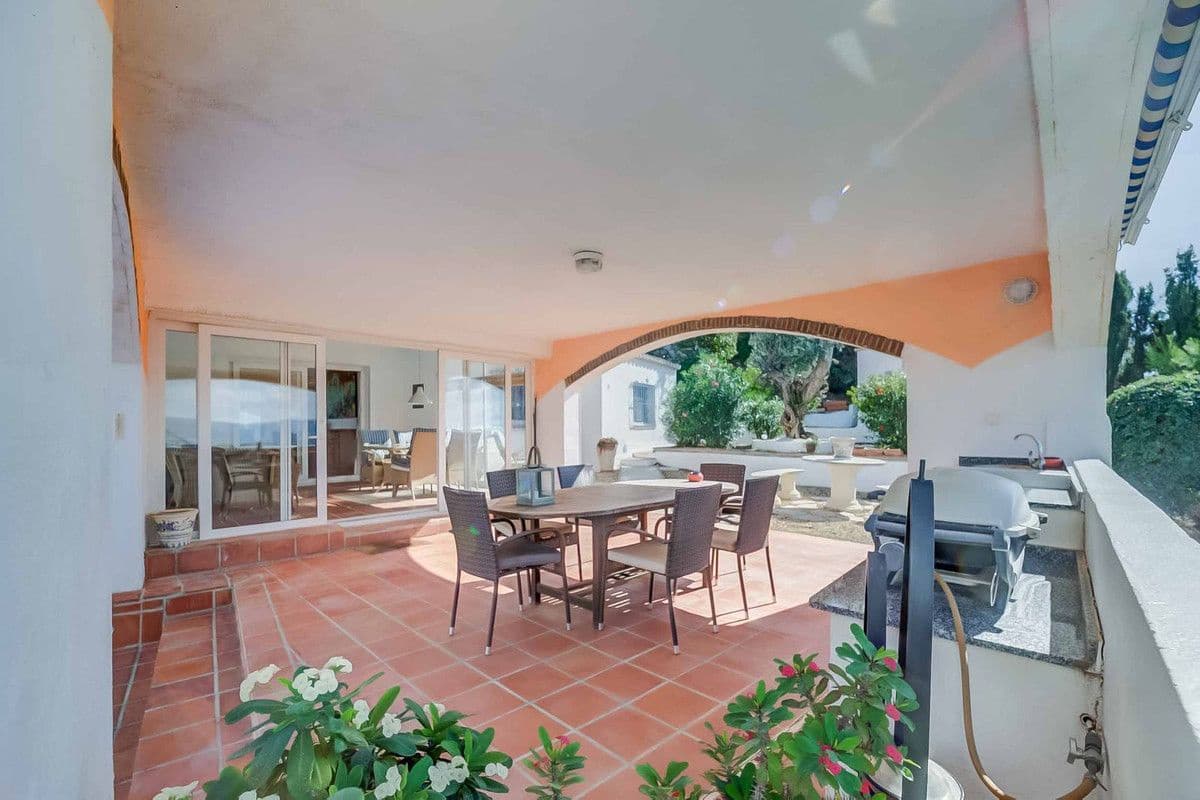 Chalet de 4 habitaciones en Mijas en venta con piscina garaje - 899.000 € (Ref: 9470108)