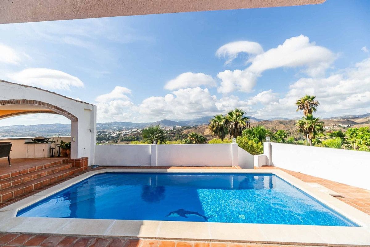 Chalet de 4 habitaciones en Mijas en venta con piscina garaje - 899.000 € (Ref: 9470108)