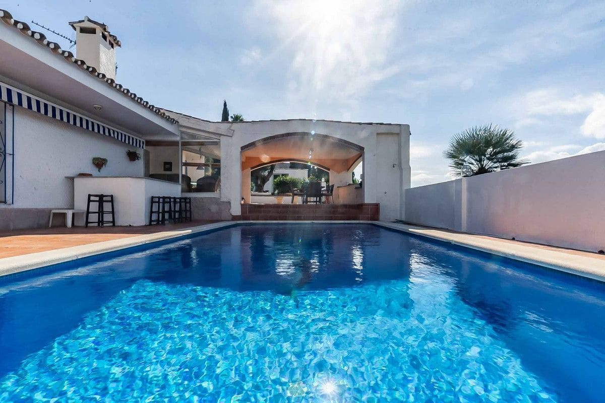 Chalet de 4 habitaciones en Mijas en venta con piscina garaje - 899.000 € (Ref: 9470108)